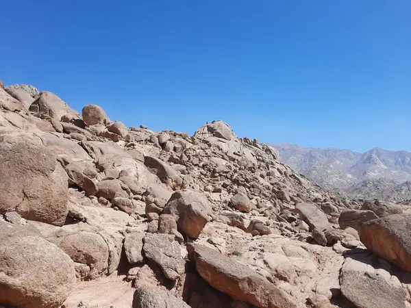  Al Bada, Tabuk 'taki Split Rock of Horeb çevresindeki dağların çarpıcı gündüz görüntüsü. Split Horeb Kayası, batıda Tabuk bölgesinde Al Bada yakınlarında bulunan Jabal Al Lawz üssünde yer almaktadır..