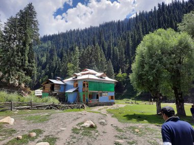 Kaşmir 'in Neelum Vadisi' ndeki Taobat Bala 'nın nefes kesici doğal güzelliği. Bu bölgede yemyeşil ağaçlarla, yüksek dağlarla ve ışıl ışıl akan pınarlarla dolu çarpıcı bir vadi var..