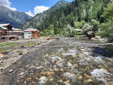 Kaşmir 'in Neelum Vadisi' ndeki Taobat Bala 'nın nefes kesici doğal güzelliği. Bu bölgede yemyeşil ağaçlarla, yüksek dağlarla ve ışıl ışıl akan pınarlarla dolu çarpıcı bir vadi var..