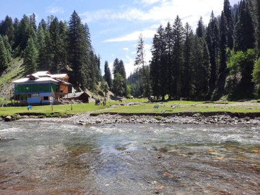 Kaşmir 'in Neelum Vadisi' ndeki Taobat Bala 'nın nefes kesici doğal güzelliği. Bu bölgede yemyeşil ağaçlarla, yüksek dağlarla ve ışıl ışıl akan pınarlarla dolu çarpıcı bir vadi var..