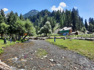 Kaşmir 'in Neelum Vadisi' ndeki Taobat Bala 'nın nefes kesici doğal güzelliği. Bu bölgede yemyeşil ağaçlarla, yüksek dağlarla ve ışıl ışıl akan pınarlarla dolu çarpıcı bir vadi var..