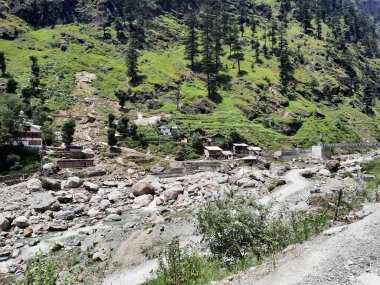 Yeşil manzaralardan, yüksek tepelerden ve gelişen ağaçlardan oluşan büyüleyici bir gündüz manzarası Kashmir 'in Neelum Vadisi' ndeki Jagran Vadisi 'nde tünemiş olan Shal köyünün etrafını sarmış durumda..