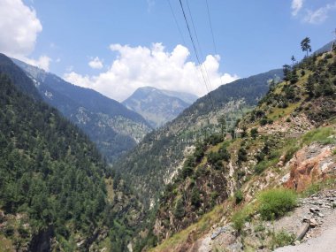 Yeşil manzaralardan, yüksek tepelerden ve gelişen ağaçlardan oluşan büyüleyici bir gündüz manzarası Kashmir 'in Neelum Vadisi' ndeki Jagran Vadisi 'nde tünemiş olan Shal köyünün etrafını sarmış durumda..