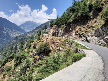 Yeşil manzaralardan, yüksek tepelerden ve gelişen ağaçlardan oluşan büyüleyici bir gündüz manzarası Kashmir 'in Neelum Vadisi' ndeki Jagran Vadisi 'nde tünemiş olan Shal köyünün etrafını sarmış durumda..