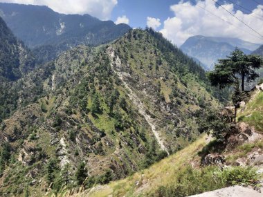 Yeşil manzaralardan, yüksek tepelerden ve gelişen ağaçlardan oluşan büyüleyici bir gündüz manzarası Kashmir 'in Neelum Vadisi' ndeki Jagran Vadisi 'nde tünemiş olan Shal köyünün etrafını sarmış durumda..