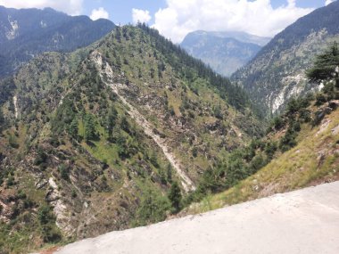 Yeşil manzaralardan, yüksek tepelerden ve gelişen ağaçlardan oluşan büyüleyici bir gündüz manzarası Kashmir 'in Neelum Vadisi' ndeki Jagran Vadisi 'nde tünemiş olan Shal köyünün etrafını sarmış durumda..