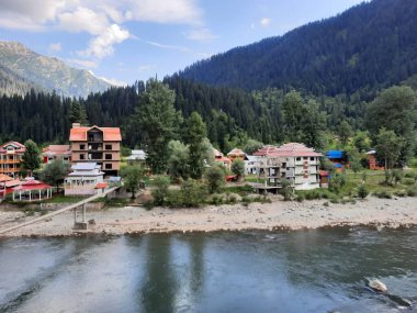  Kaşmir 'in Neelum Vadisi' nin en pitoresk bölgelerinden biri olarak tanınan büyüleyici bir Taobat manzarası. Taobat yeşil vadileri, görkemli dağları ve el değmemiş pınarlarıyla kutlanır..