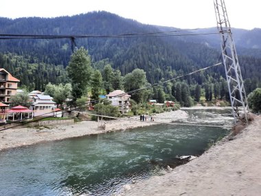  Kaşmir 'in Neelum Vadisi' nin en pitoresk bölgelerinden biri olarak tanınan büyüleyici bir Taobat manzarası. Taobat yeşil vadileri, görkemli dağları ve el değmemiş pınarlarıyla kutlanır..