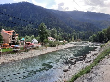  Kaşmir 'in Neelum Vadisi' nin en pitoresk bölgelerinden biri olarak tanınan büyüleyici bir Taobat manzarası. Taobat yeşil vadileri, görkemli dağları ve el değmemiş pınarlarıyla kutlanır..