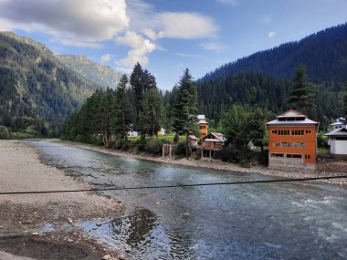  Kaşmir 'in Neelum Vadisi' nin en pitoresk bölgelerinden biri olarak tanınan büyüleyici bir Taobat manzarası. Taobat yeşil vadileri, görkemli dağları ve el değmemiş pınarlarıyla kutlanır..