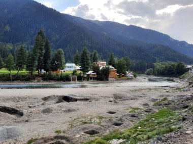  Kaşmir 'in Neelum Vadisi' nin en pitoresk bölgelerinden biri olarak tanınan büyüleyici bir Taobat manzarası. Taobat yeşil vadileri, görkemli dağları ve el değmemiş pınarlarıyla kutlanır..