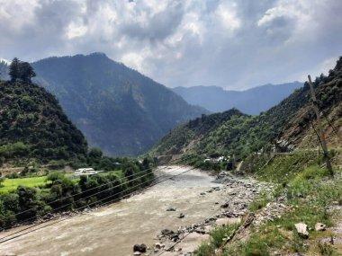 Kaşmir 'deki Neelum Vadisi' nin göz kamaştırıcı gündüz manzarası. Kaşmir 'deki Neelum Vadisi nefes kesici bir yerdir. Bereketli yeşil manzarası, uzun ağaçları ve canlı yeşilliği cennete benzer bir manzara yaratır..