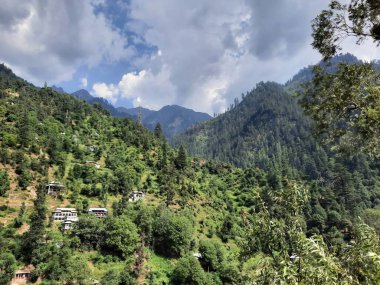 Kaşmir 'deki Neelum Vadisi' nin göz kamaştırıcı gündüz manzarası. Kaşmir 'deki Neelum Vadisi nefes kesici bir yerdir. Bereketli yeşil manzarası, uzun ağaçları ve canlı yeşilliği cennete benzer bir manzara yaratır..