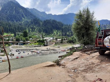 Kaşmir 'deki Neelum Vadisi' nin göz kamaştırıcı gündüz manzarası. Kaşmir 'deki Neelum Vadisi nefes kesici bir yerdir. Bereketli yeşil manzarası, uzun ağaçları ve canlı yeşilliği cennete benzer bir manzara yaratır..