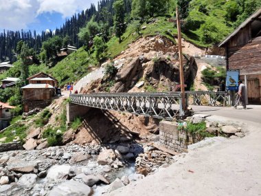 Kaşmir 'deki Neelum Vadisi' nin göz kamaştırıcı gündüz manzarası. Kaşmir 'deki Neelum Vadisi nefes kesici bir yerdir. Bereketli yeşil manzarası, uzun ağaçları ve canlı yeşilliği cennete benzer bir manzara yaratır..