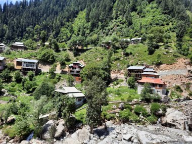Kaşmir 'deki Neelum Vadisi' nin göz kamaştırıcı gündüz manzarası. Kaşmir 'deki Neelum Vadisi nefes kesici bir yerdir. Bereketli yeşil manzarası, uzun ağaçları ve canlı yeşilliği cennete benzer bir manzara yaratır..
