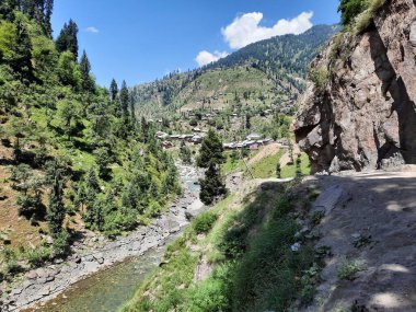 Kaşmir 'deki Neelum Vadisi' nin göz kamaştırıcı gündüz manzarası. Kaşmir 'deki Neelum Vadisi nefes kesici bir yerdir. Bereketli yeşil manzarası, uzun ağaçları ve canlı yeşilliği cennete benzer bir manzara yaratır..