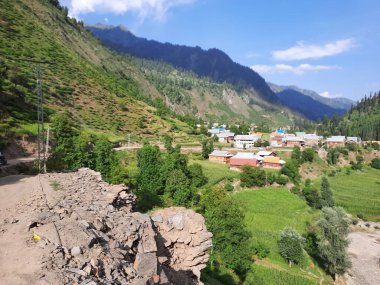 Kaşmir 'deki Neelum Vadisi' nin göz kamaştırıcı gündüz manzarası. Kaşmir 'deki Neelum Vadisi nefes kesici bir yerdir. Bereketli yeşil manzarası, uzun ağaçları ve canlı yeşilliği cennete benzer bir manzara yaratır..
