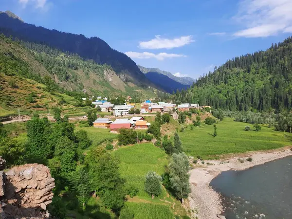 Kaşmir 'deki Neelum Vadisi' nin göz kamaştırıcı gündüz manzarası. Kaşmir 'deki Neelum Vadisi nefes kesici bir yerdir. Bereketli yeşil manzarası, uzun ağaçları ve canlı yeşilliği cennete benzer bir manzara yaratır..