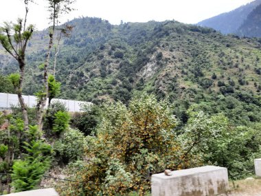 Pakistan ve Hindistan 'ı ayıran Kontrol Hattı' nın resimli görüntüsü Pakistan Kaşmir 'in Keran bölgesinden görülebilir. Bu sınır, kontrol hattı boyunca hızla akan bir nehirle işaretlenir.. 