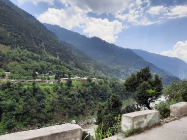 Pakistan ve Hindistan 'ı ayıran Kontrol Hattı' nın resimli görüntüsü Pakistan Kaşmir 'in Keran bölgesinden görülebilir. Bu sınır, kontrol hattı boyunca hızla akan bir nehirle işaretlenir.. 