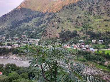 Pakistan ve Hindistan 'ı ayıran Kontrol Hattı' nın resimli görüntüsü Pakistan Kaşmir 'in Keran bölgesinden görülebilir. Bu sınır, kontrol hattı boyunca hızla akan bir nehirle işaretlenir.. 