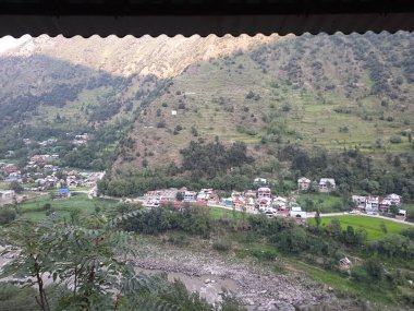 Pakistan ve Hindistan 'ı ayıran Kontrol Hattı' nın resimli görüntüsü Pakistan Kaşmir 'in Keran bölgesinden görülebilir. Bu sınır, kontrol hattı boyunca hızla akan bir nehirle işaretlenir.. 