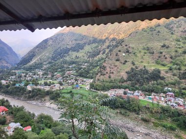 Pakistan ve Hindistan 'ı ayıran Kontrol Hattı' nın resimli görüntüsü Pakistan Kaşmir 'in Keran bölgesinden görülebilir. Bu sınır, kontrol hattı boyunca hızla akan bir nehirle işaretlenir.. 