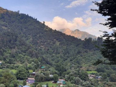 Pakistan ve Hindistan 'ı ayıran Kontrol Hattı' nın resimli görüntüsü Pakistan Kaşmir 'in Keran bölgesinden görülebilir. Bu sınır, kontrol hattı boyunca hızla akan bir nehirle işaretlenir.. 