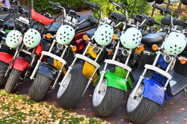 Parka park edilmiş elektrikli motosikletler. 