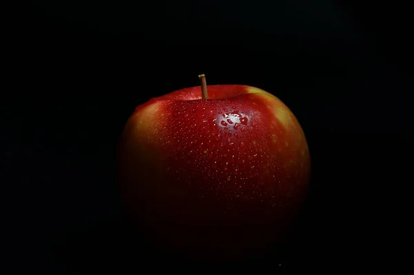 苹果在黑色背景下的特写 — 图库照片