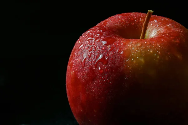 Κοντινό Πλάνο Ενός Μήλου Μαύρο Φόντο — Φωτογραφία Αρχείου
