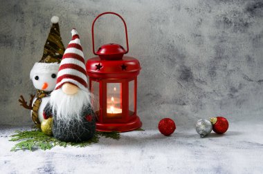 Kardan adam ve elf yeni yıl tatili için bekliyorlar.