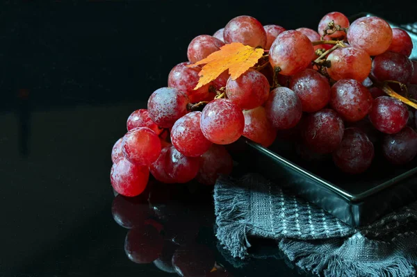 Букет Рожевого Винограду Темному Фоні — стокове фото