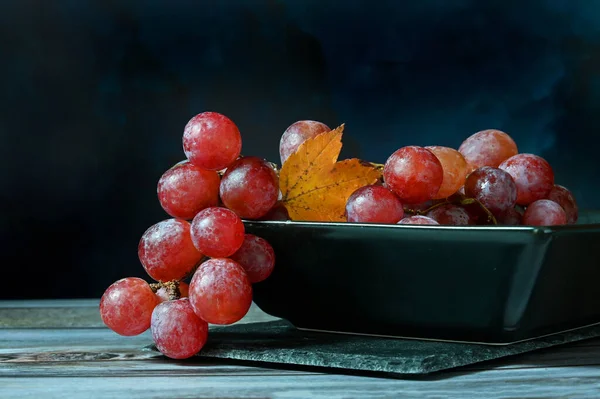 Bunch Pink Grapes Dark Background — Stock Photo, Image