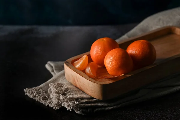 Яскраві Апельсинові Кременеві Мандарини Лежать Столі — стокове фото