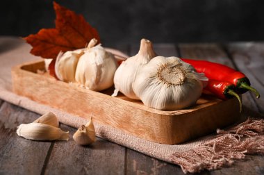 Masada yeni mahsulden sarımsak var. 