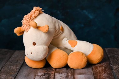 Bir zürafa ile oyuncak fotoğraf çekimi. 