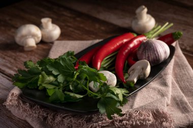 Mutfaktaki masada mantar ve kırmızı biber var. 