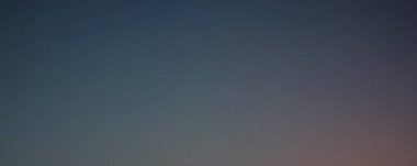 Alacakaranlık gökyüzünün büyüleyici bir görüntüsü, pürüzsüz bir mavi ve pembe gradyanı var. Huzurlu ve huzurlu.