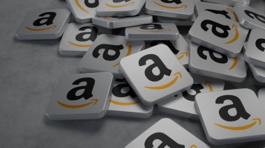 Yüksek kalite bir 3D çizim beton zeminde bir yığın Amazon logo simgesi gösteriyor. Yakın çekim bileşimi sığ bir alan derinliği kullanıyor. Markalaşma, perakende ve teknoloji içeriği için mükemmel..