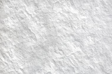 Parlak gri taş duvar. Arka planlar, afişler ve web elementleri için pürüzlü yüzey. Metin için boşluk. 