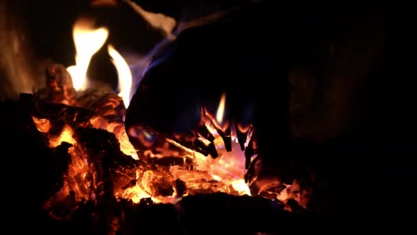 Doskonałe Satysfakcjonujące Zbliżenie Strzał Drewno Spalania Powoli Pomarańczowym Płomieniem Ognia — Wideo stockowe