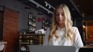 Güzel genç bir kadın, iş görüşmesinden sonra video görüşmesinden sonra sinirlenir. İş konseptinin stresi. Yüksek kalite 4k görüntü