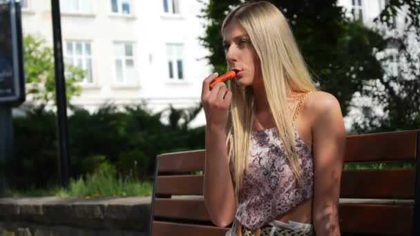 美しい女性が屋外のクローズアップ電子タバコを吸っています 高品質4K映像 — ストック動画
