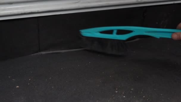 Trabalhador Masculino Limpando Interior Carro Sujo Com Uma Escova Mão — Vídeo de Stock