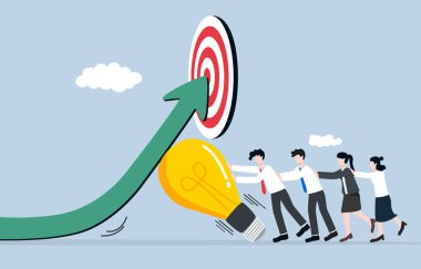 Hedefe ulaşmak için takım çözümü bulmak, görev kavramını tamamlamak için proje, ortaklık ve takım çalışması için beyin fırtınası fikri, çalışanlar okları hedefe yükseltmek için fikir ampulünü zorluyorlar..