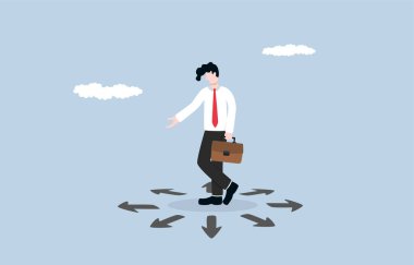 Doğru iş yönünü seçmek, sorunu çözmek için çözüm bulmak, kafa karışıklığı, tereddüt ve belirsizlik kavramı, iş adamı farklı yönlere bakan birçok okun arasında duruyor..