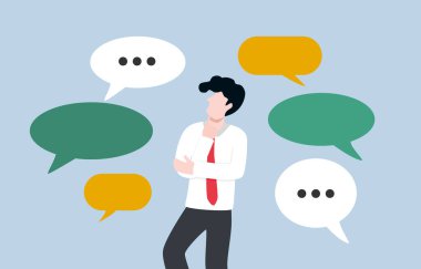 Tavsiyelerin değerlendirilmesi, görüşün güvenilirliği, eleştirel düşünce konsepti, iş adamı etrafındaki konuşma baloncuklarıyla dikkatlice düşünüyor..