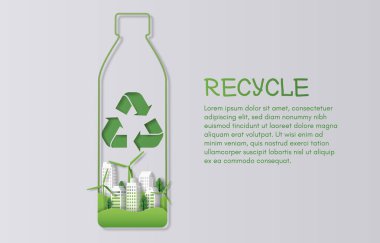 İçinde geri dönüşüm sembolü, binalar, ağaçlar ve yel değirmenleri olan bir şişe suyun kağıt sanatı, geri dönüşüm konsepti.